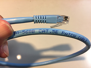 写真はCAT5eのケーブルです。